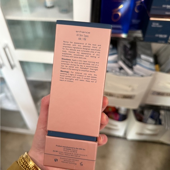 Skinbetter Science- Techno Neck Perfecting Cream - Picture 3 of 4